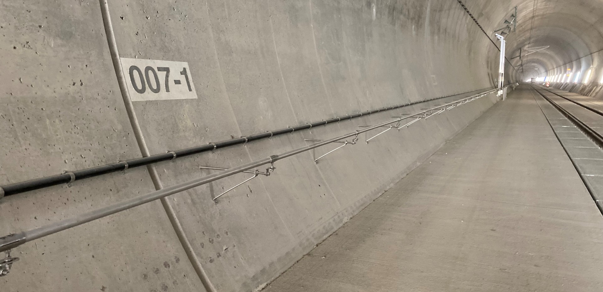 Steinbühltunnel_Deutschland LED-Handlauf „HandrailIT“
