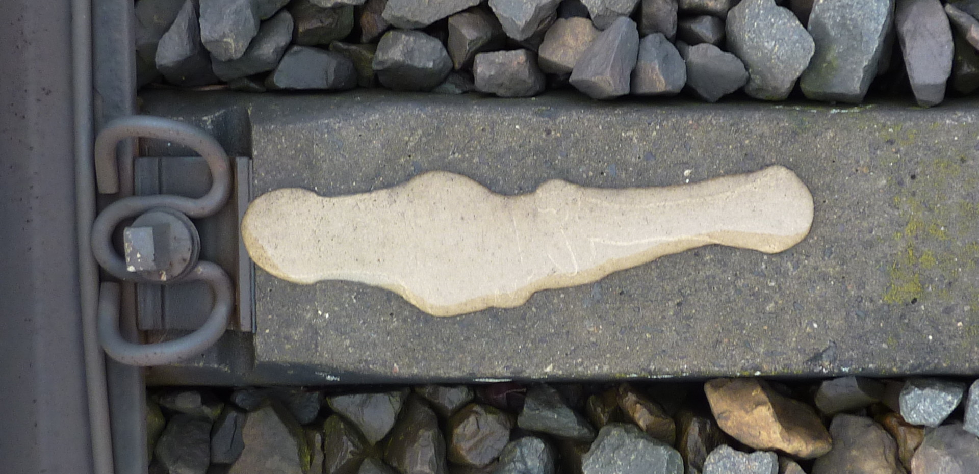 Schwellenrisseverguss