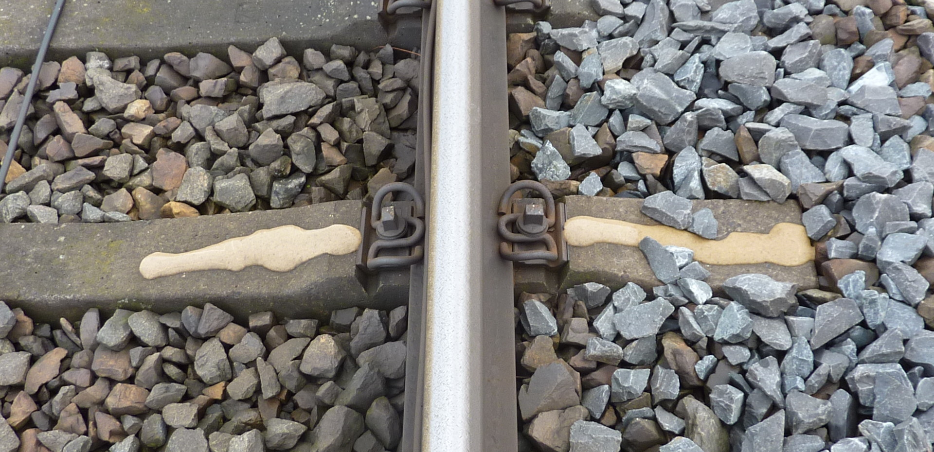 Schwellenrisseverguss