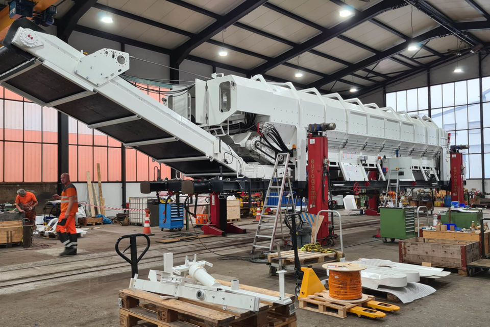 135-Maschine-und-Arbeiter-in-Halle